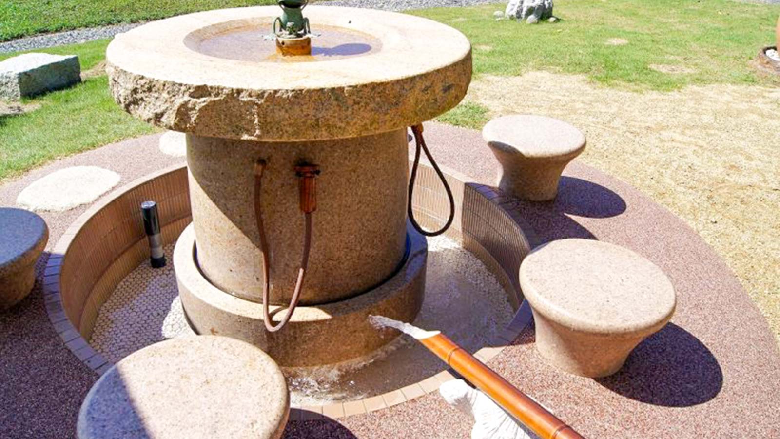 Relax 水琴窟を聴きながら足湯でまったり『足湯水琴窟』